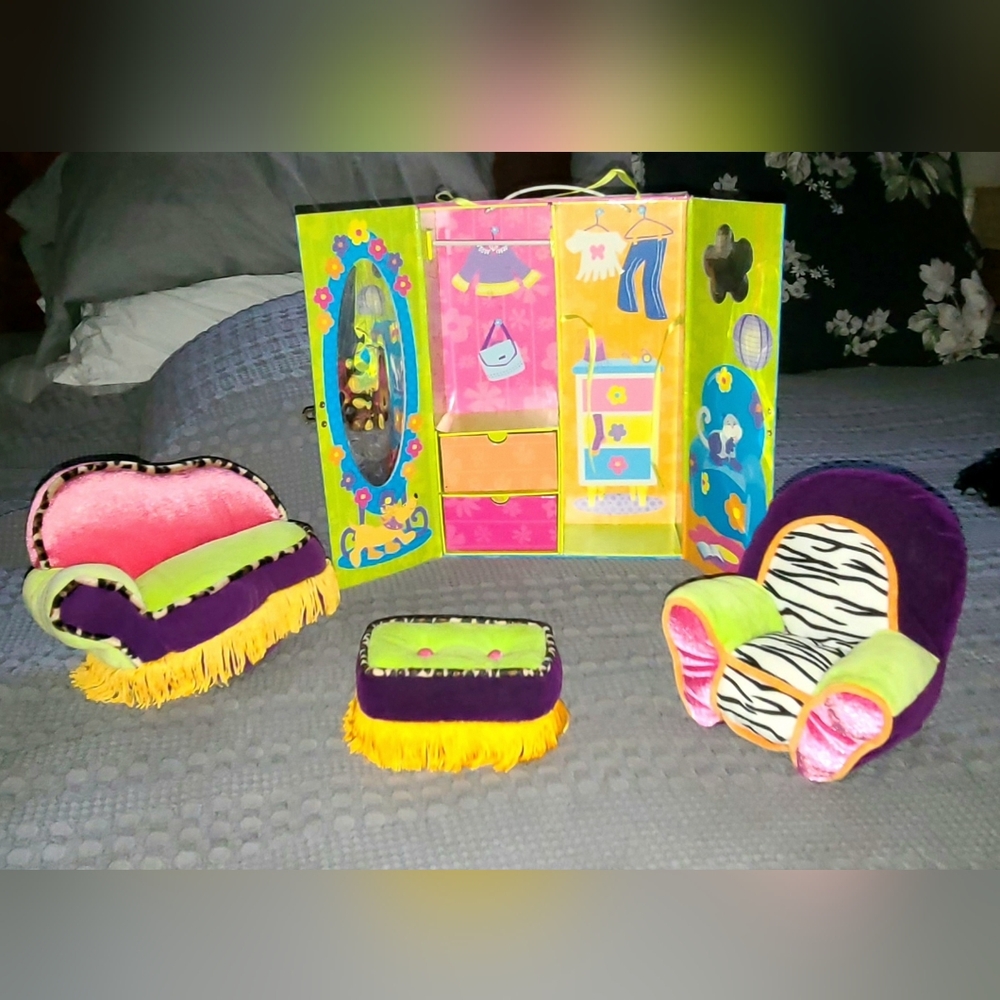 4 Groovy Girl Dolls, Furniture, Carring Case, Clothes. 1 Gymboree Doll. - Picture 10 of 11
